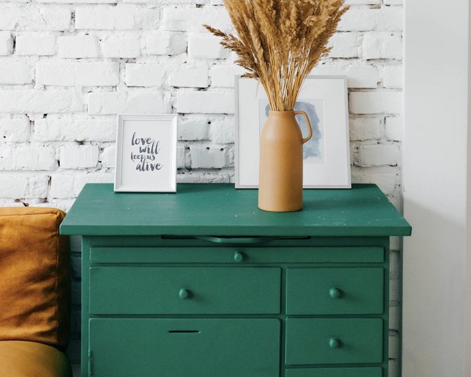 drawers with picture frame and flowers